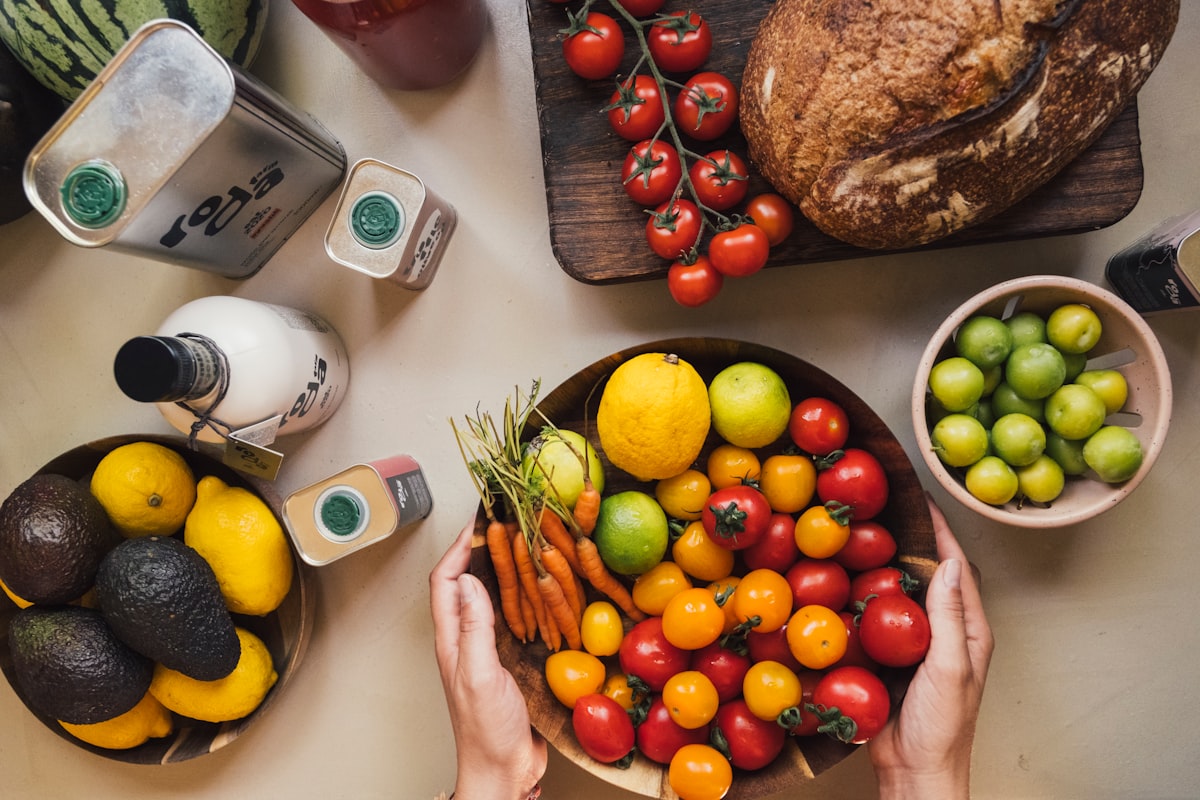 Bunte vegane Mahlzeit mit Gemüse und Getreide